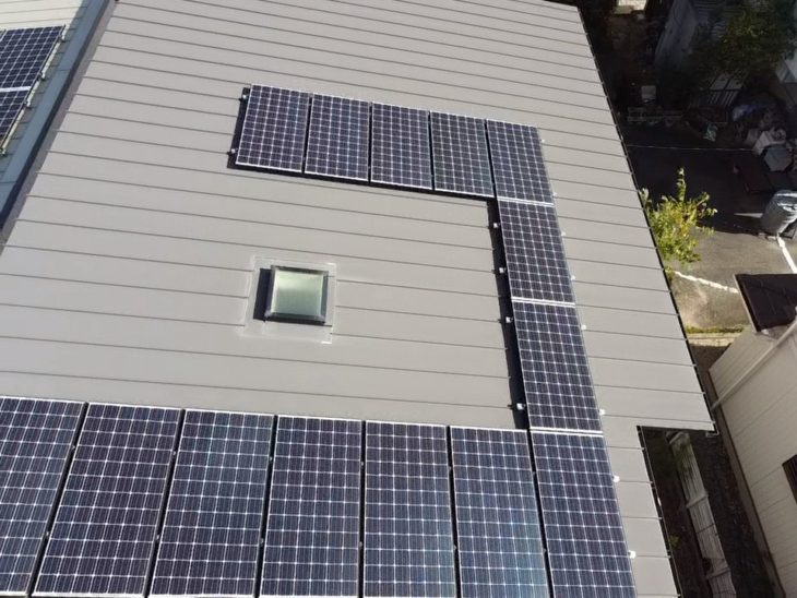 太陽光パネルが乗っているお家でも施工できます！
